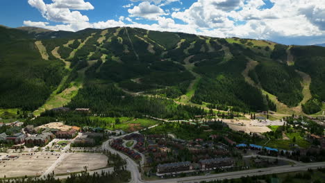 Sommer-Keystone-Breckenridge-Colorado-Vail-Resort-Epic-Pass-Eingang-Ski-Snowboard-Fahrrad-Radfahren-Biker-Gondel-Läuft-Luftaufnahme-Filmische-Drohne-Große-Höhe-Blauer-Himmel-Nachmittagswolken-Langsame-Rückwärtsbewegung