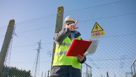 Manager-giving-instruction-at-hazardous-outdoor-workplace-location