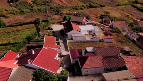 Luftflug-über-Einem-Kleinen-Ländlichen-Dorf-In-Torres-Vedras,-Portugal