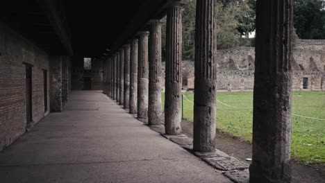Pasarela-Columnata-En-El-Cuartel-De-Gladiadores-De-Pompeya.