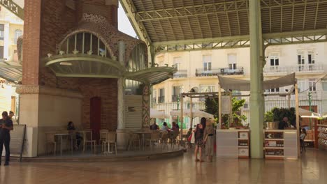Innenraum-Des-Historischen-Wahrzeichens-Des-Colón-Marktes-In-Valencia,-Spanien
