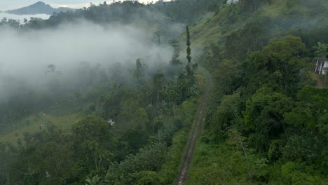 Errichtung-Einer-Luftdrohnenaufnahme-Einer-Bahnlinie-In-Den-Hügeln-Sri-Lankas-Im-Nebel-In-Ella-Sri-Lanka
