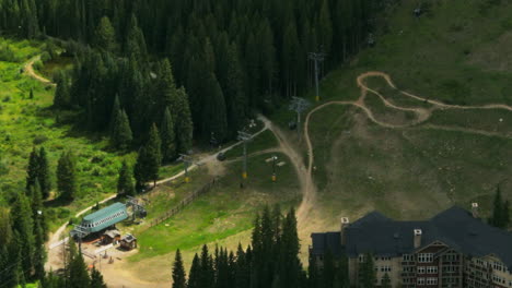 Sommer-Keystone-Breckenridge-Colorado-Vail-Resort-Epic-Pass-Gezoomt-Ski-Snowboard-Fahrrad-Radfahren-Biker-Gondel-Läuft-Luftaufnahme-Filmische-Drohne-Große-Höhe-Nahaufnahme-Langsam-Kreis-Nach-Links-Bewegung