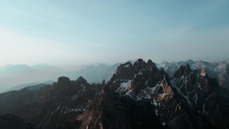 Hermoso-Paisaje-Aéreo-De-La-Cima-De-La-Montaña-Alpina,-Espectaculares-Picos-Nevados-Y-Escarpados,-Famoso-Tirol-Del-Sur