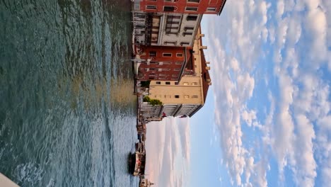 Vertikaler-Hyperlapse-Italienischer-Boote,-Die-Bei-Sonnenuntergang-Auf-Den-Wasserstraßen-Venedigs-Segeln