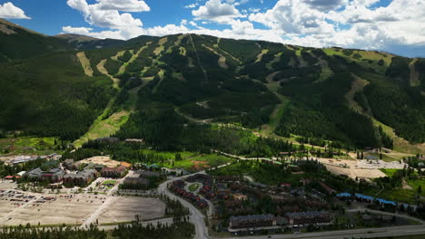Sommer-Keystone-Breckenridge-Colorado-Vail-Resort-Epic-Pass-Eingang-Ski-Snowboard-Fahrrad-Radfahren-Biker-Gondel-Läuft-Luftaufnahme-Filmische-Drohne-Große-Höhe-Blauer-Himmel-Nachmittagswolken-Langsame-Vorwärtsbewegung