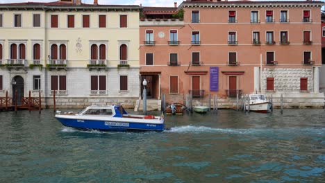 Polizeiboot-In-Blinkenden-Lichtern-Im-Kanal-Von-Venedig,-Italien
