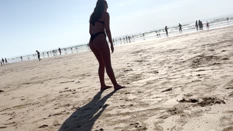 Chica-Alegre-Divirtiéndose-En-La-Playa-Bajo-El-Sol-Europeo,-Disfrutando-De-Un-Día-Soleado-En-La-Orilla