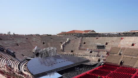 Bühne-Und-Roter-Teppich-Mit-Sitzplätzen-In-Der-Arena-Di-Verona-Bereit-Für-Eine-Oper
