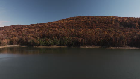 Herbstwald-Spiegelt-Sich-Im-Ruhigen-See---Lake-Fort-Smith-State-Park-In-Arkansas,-Vereinigte-Staaten---Drohnenaufnahme