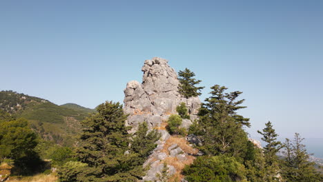 Ein-Kletterer-Erreicht-Den-Gipfel-Eines-Felsbrockens