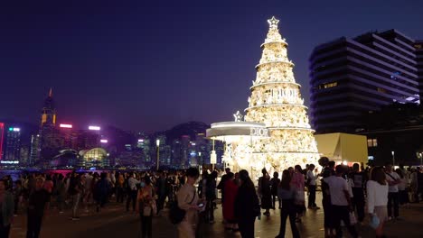 árbol-De-Navidad-Que-Anuncia-Productos-Dior-Exhibidos-En-K11-Musea,-Hong-Kong