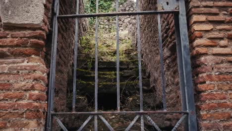 Vista-De-La-Puerta-De-Hierro-A-Las-Antiguas-Escaleras,-Pompeya,-Italia
