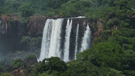 Iguazu-Wasserfall-In-Brasilien,-Atemberaubende-Malerische-Regenwaldlandschaft-Rund-Um-Bunte-Wasserfälle-Im-Dschungel,-Wunderschöne-Bäume-Und-Grüne-Landschaft-Mit-Einer-Großen-Gruppe-Riesiger-Wasserfälle