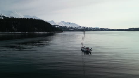 Luftaufnahme-Um-Ein-Segelboot,-Das-In-Ruhigen-Gewässern-Der-Zaikol-Bay,-Alaska,-Festgemacht-Ist