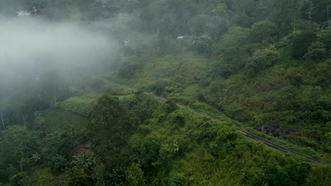 Erstellen-Einer-Luftdrohnenaufnahme-Von-Hügeln-In-Ella-An-Einem-Nebligen-Morgen-In-Sri-Lanka
