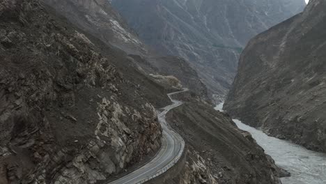 Drone-Aéreo-Hacia-Adelante-Toma-En-Movimiento-De-La-Sinuosa-Carretera-De-Skardu-Rodeada-Por-Una-Cordillera-En-Skardu,-Pakistán,-Zona-Norte-Durante-El-Día