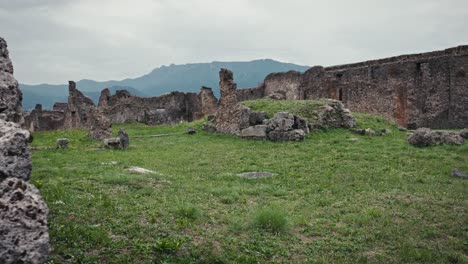 Üppiges-Grün-über-Den-Verwitterten-Überresten-Von-Pompeji,-Italien
