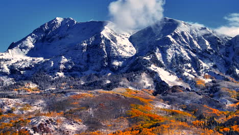 Kebler-Pass,-Filmische-Luftaufnahme,-Drohne,-Crested-Butte,-Gunnison,-Colorado,-Jahreszeiten,-Absturz,-Wolke,-Frühherbst,-Espe,-Rot,-Gelb,-Orange,-Wald,-Winter,-Erster-Schnee,-Pulver,-Felsige-Berggipfel,-Aufwärtsbewegung