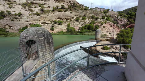 Ein-Blick-Auf-Den-Gaitanejo-Staudamm-Und-Den-Stausee-In-Ardales,-Provinz-Malaga,-Spanien