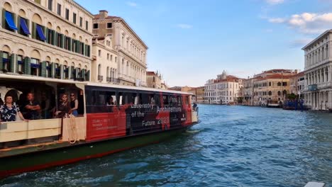 Besichtigungstouren-Im-Traghetto-Boot-Durch-Den-Wasserkanal-Von-Venedig
