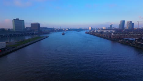 Aufschlussreiche-Innenstadt-Von-Amsterdam-über-Dem-Nordseekanal-Bei-Sonnenuntergang