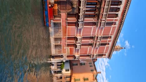 Navegando-Por-El-Gran-Canal-Hasta-La-Estación-Del-Vaporetto-En-Venecia.