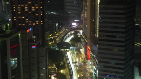 Kuala-Lumpur-Stadtverkehr-Verkehr-Zwischen-Wolkenkratzern-In-Der-Nacht