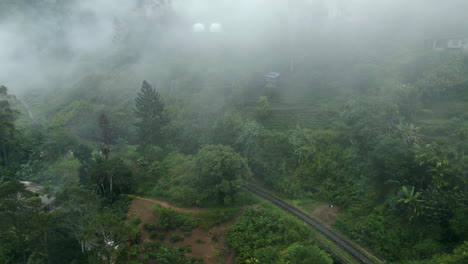 Erstellen-Einer-Luftdrohnenaufnahme-Von-Hügeln-Und-Bahngleisen-In-Ella-An-Einem-Nebligen-Morgen-In-Sri-Lanka