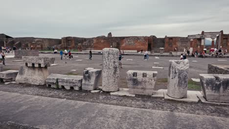Ruinas-Del-Foro-Con-Turistas,-Pompeya,-Italia.