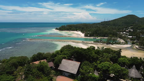 Tropischer-Lagunensteg-Im-Küstenparadies,-Luftaufnahme