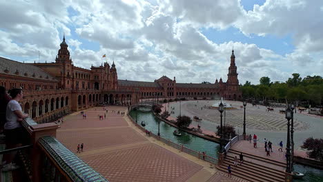 Szene-Von-Menschen,-Die-Auf-Der-Berühmten-Plaza-De-España-In-Sevilla,-Spanien,-Sehenswürdigkeiten-Besichtigen