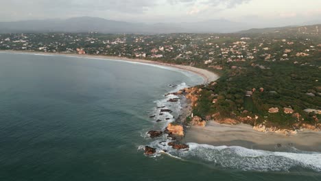 ángulo-Alto-Aéreo-De-La-Playa-La-Punta-Zicatela-En-Oaxaca-México-Puerto-Escondido-Al-Atardecer