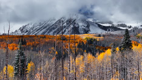 Unglaublicher-Kebler-Pass,-Crested-Butte,-Colorado,-Atemberaubender-Herbst,-Winter,-Erster-Schnee,-Jahreszeiten-Kollidieren,-Filmische-Drohne-Aus-Der-Luft,-Gelber-Espenbaumwald,-Felsige-Berge,-Nebelwolken,-Szene,-Bewegung-Des-Auslegers
