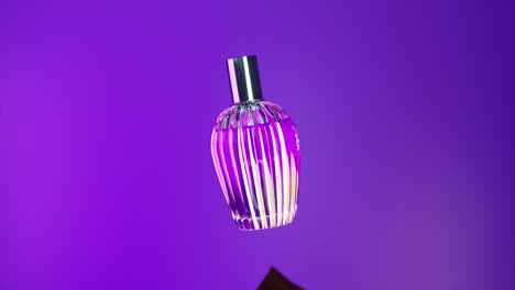 Kosmetikflasche-Mit-Parfüm-Auf-Violettem-Hintergrund,-Duftendes-Kosmetikprodukt,-Seidenstoff-Rundherum