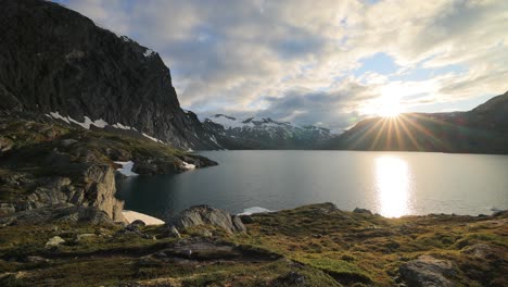 Puesta-De-Sol-Con-El-Telón-De-Fondo-De-Las-Montañas-Noruegas.-Hermosa-Naturaleza-Paisaje-Natural-De-Noruega.