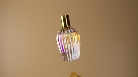 Concepto-De-Belleza-Botella-De-Perfume-Sobre-Fondo-Beige-Abstracto-Trozos-De-Tela-De-Seda-Vuelan-Alrededor-Del