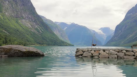 Hermosa-Naturaleza-Noruega-El-Lago-Lovatnet-(también-Loenvatnet)-Es-Un-Lago-En-El-Municipio-De-Stryn-En-El-Condado-De-Vestland,-Noruega.