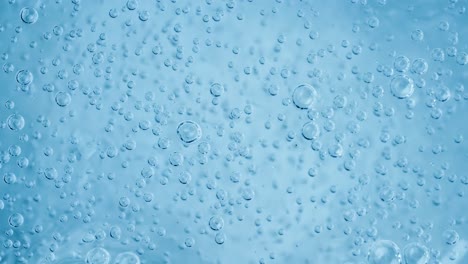 Sauerstoffblasen-Im-Wasser-Auf-Blauem,-Abstraktem-Hintergrund-In-Superzeitlupe.