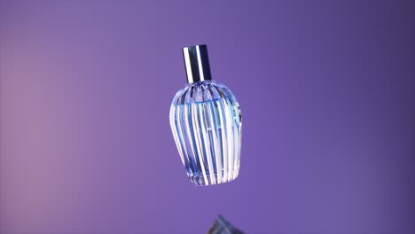 Werbekonzept-Elegante-Parfümflasche-Auf-Isoliertem-Violettem-Hintergrund-Der-Stoff-Fliegt-Auf-Dem