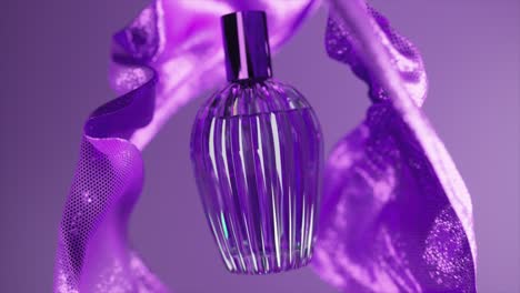 Werbekonzept-Elegante-Parfümflasche-Auf-Isoliertem-Violettem-Hintergrund-Der-Stoff-Fliegt-Auf-Dem