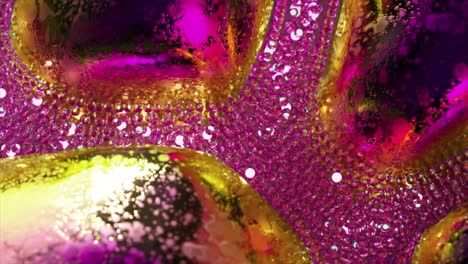 Corriente-De-Diamantes-Burbujas-Brillantes-Objetos-Metálicos-De-Colores-Oro-Rosa-Color-Neón-Espejo-En-Cámara-Lenta