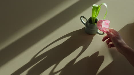 Tulpenschatten,-Elegant-Arrangiert-In-Einer-Handgefertigten-Vase,-Wunderschön-Präsentiert-Vor-Einer-Von-Hinten-Beleuchteten-Arbeitsplatte