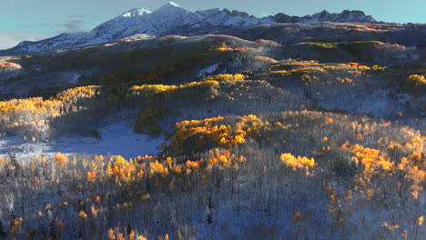 Gefrostet,-Klar,-Kalt,-Eiskalt,-Gefrorener-Morgen,-Erstes-Licht,-Kebler-Pass,-Colorado,-Filmische-Luftaufnahme,-Drohne,-Herbst,-Winter,-Saison,-Kollision,-Erster-Weißer-Schnee,-Rot,-Gelb,-Orange,-Espe,-Wald,-Blauer-Himmel,-Vorwärtsschwenk
