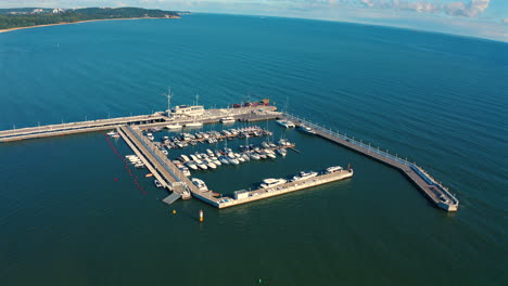 Drohnenaufnahme-Eines-Yachthafens-Mit-Yachten-Und-Motorbooten-An-Der-Ostsee-In-Sopot,-Polen