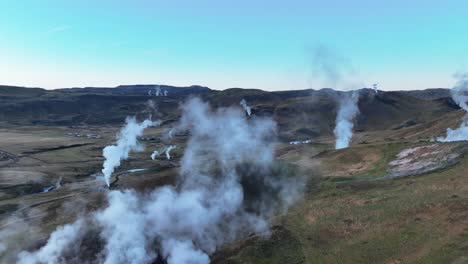 Aguas-Termales-De-Hveragerdi-En-El-Sur-De-Islandia---Toma-Aérea-Con-Drones