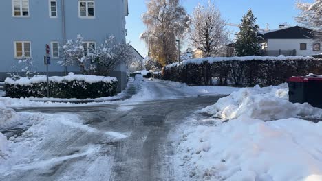 Calles-Cubiertas-De-Nieve-En-La-Calle-Genérica-Alemana-Austriaca-Europea,-Panorámica,-Día.