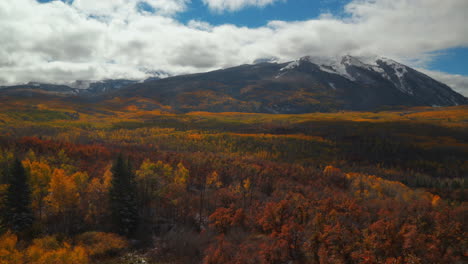 Kebler-Pass,-Colorado,-Filmisch,-Gefrostet,-Klar,-Kalt,-Gefroren,-Morgen,-Herbst,-Wintersaison,-Erste-Kollision,-Weißer-Schnee,-Rot,-Gelb,-Orange,-Espe,-Wald,-Wolken,-Blauer-Himmel,-Felsiger-Berggipfel,-Atemberaubend,-Langsam,-Links