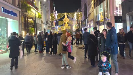 Crowds-of-shoppers-pre-Christmas-2023
