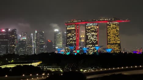 Nachtaufnahmen-Vom-Hafen-Von-Singapur-Mit-Dem-Sand-Der-Marina-Bay,-Gärten-An-Der-Bucht-Und-Avatar-ähnlichen-Bäumen,-Links-Die-Skyline-Von-Singapur
